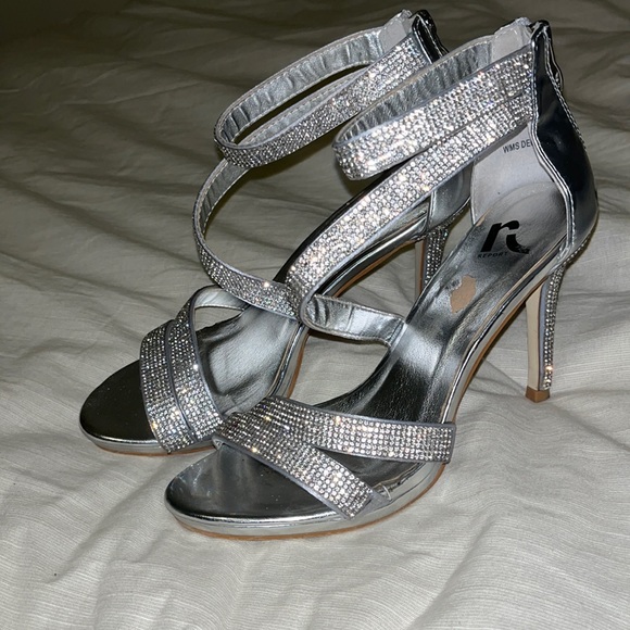 Silver heels - Picture 1 of 3
